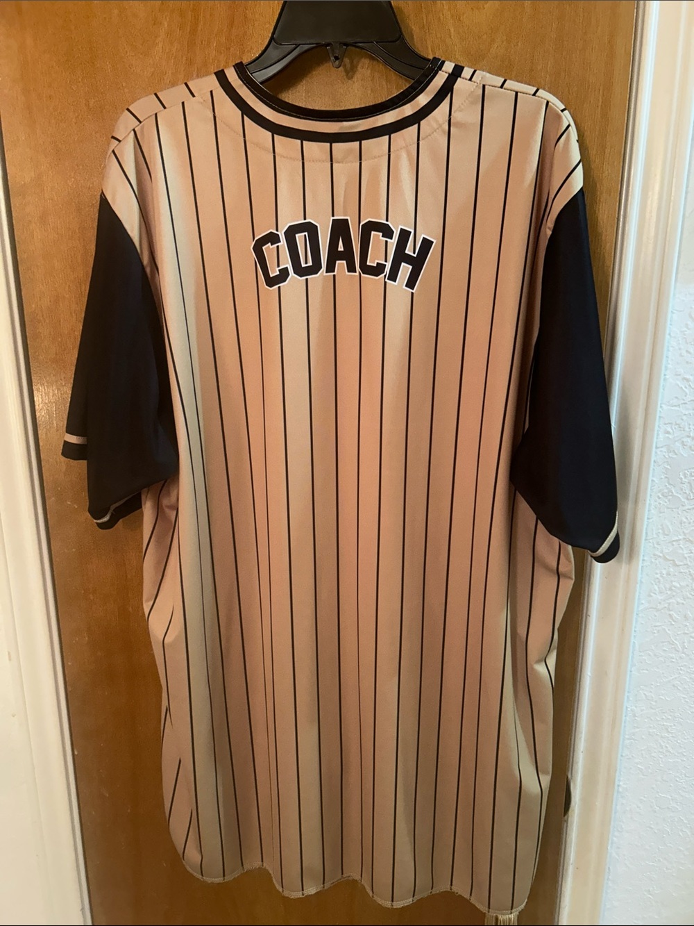 Men’s Bulldogs Pinstripe Baseball Jersey in Gold & Black - XL. Like new